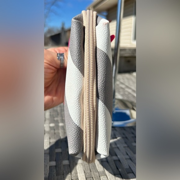 Dooney & Bourke Small Leather Zipper Travel Cosmetic Bag Pouch NWOT!​​ - Picture 6 of 7